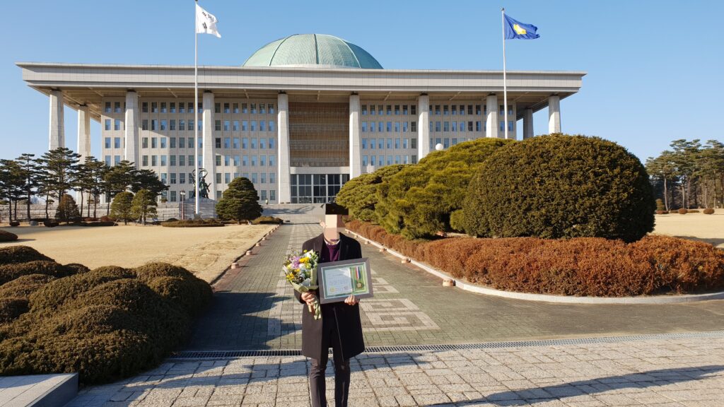 7년간 방송 제작 법인을 운영하며 성과를 인정받아 국회 표창을 받았던 사업가 시절의 모습 (K-프로젝트30)