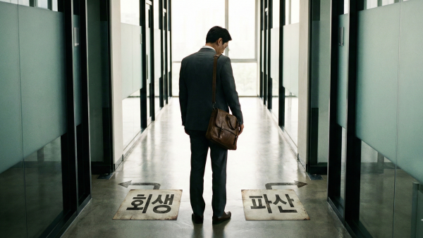 개인회생 vs 개인파산 비교 중 자신의 경제 상황에 맞는 길을 고민하는 채무자