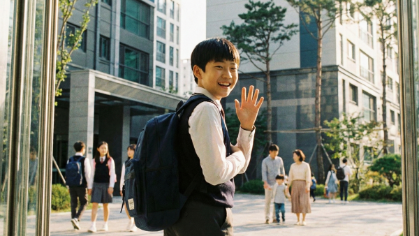 바우처로 산 새 가방을 메고 환하게 웃는 학생의 모습