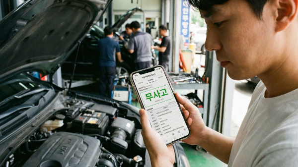 스마트폰으로 중고차 저렴하게 사는 법을 위해 보험 이력을 조회하는 모습